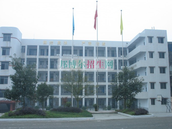 南充信息工程職業(yè)學(xué)校2016年報(bào)名條件、招生對(duì)象