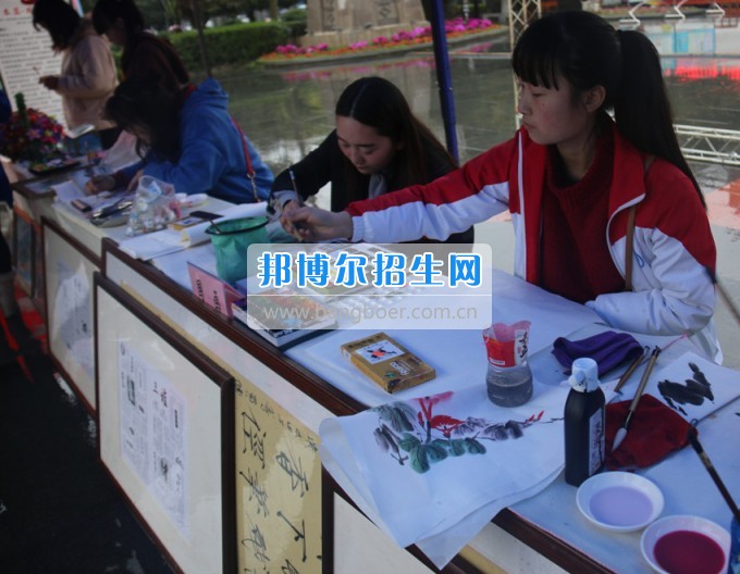 南充師范學(xué)?；ㄩ_滿堂盛世春——南充師范歡慶“三八”節(jié)
