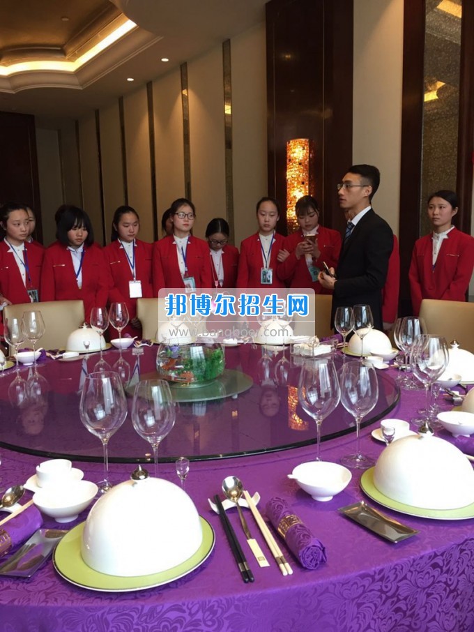 四川省樂(lè)山市第一職業(yè)高級(jí)中學(xué)開展學(xué)生參觀企業(yè)學(xué)習(xí)活動(dòng)