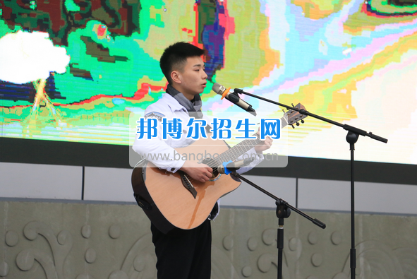 成都市洞子口職業(yè)高級中學舉行“成都，因我更美麗”主題開學典禮