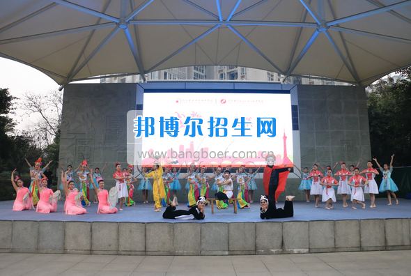 成都市洞子口職業(yè)高級中學舉行“成都，因我更美麗”主題開學典禮