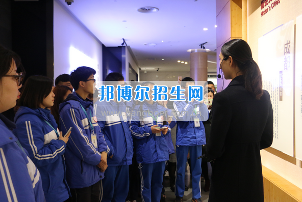 成都市洞子口職業(yè)高級中學舉行“成都，因我更美麗”主題開學典禮