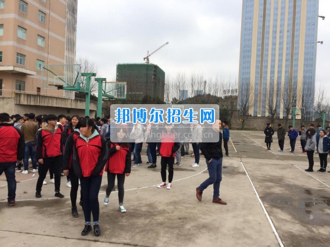 規(guī)范儀容儀表 彰顯學生風貌?------貴州建設(shè)職業(yè)技術(shù)學院開展風紀大檢查活動