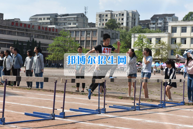 內(nèi)江市鐵路機械學(xué)校開展2017年春季運動會
