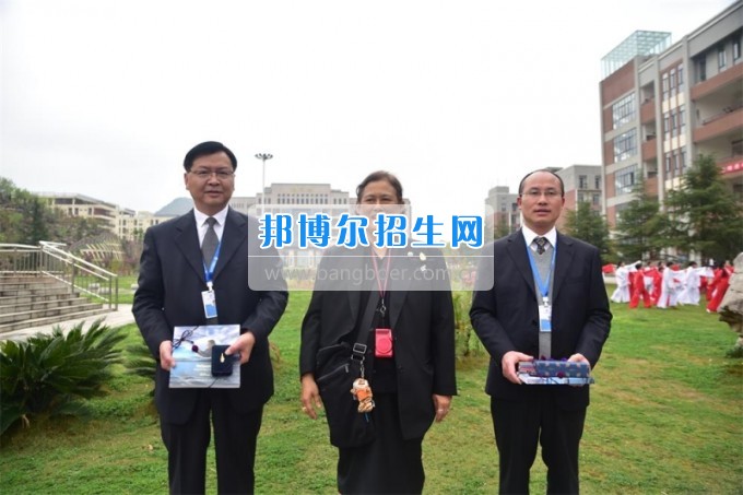 泰國(guó)詩琳通公主攜高訪團(tuán)蒞臨貴州省機(jī)械工業(yè)學(xué)校參觀訪問