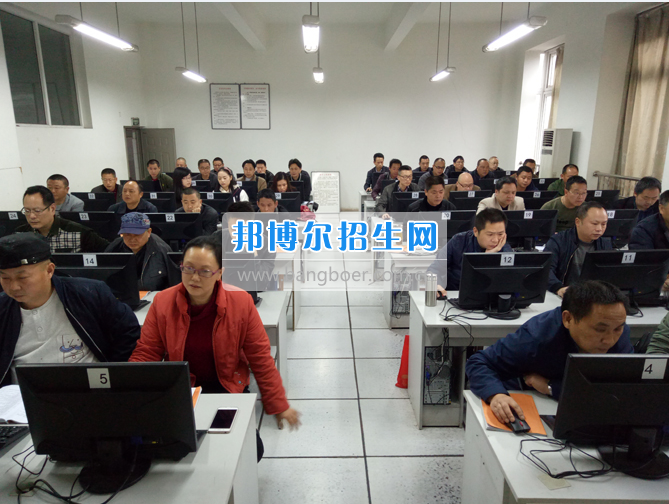 內(nèi)江市鐵路機(jī)械學(xué)校首期“特種設(shè)備、特種作業(yè)人員安全技術(shù)培訓(xùn)班”順利結(jié)業(yè)