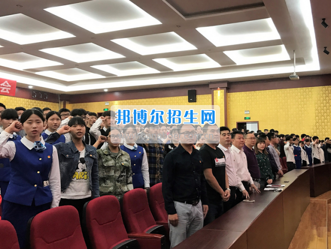 成都機電工程學(xué)校舉行2017年“五四”新團員入團儀式