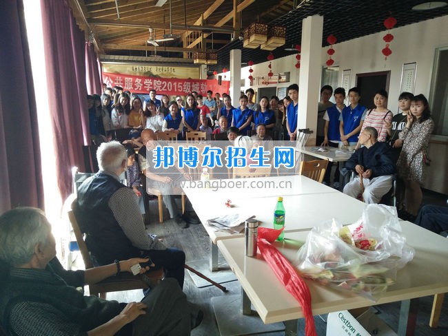公共服務(wù)四川城市職業(yè)學(xué)院開展志愿服務(wù)活動(dòng) 踐行社會(huì)主義核心價(jià)值觀  活動(dòng)現(xiàn)場(chǎng)  四川城市職業(yè)學(xué)院訊(公共服務(wù)學(xué)院 馬李京)為了培養(yǎng)同學(xué)們的敬老意識(shí)，踐行社會(huì)主義核心價(jià)值觀，近日，公共服務(wù)學(xué)院15級(jí)城軌12班的同學(xué)們來(lái)到了位于龍泉驛區(qū)的啟陽(yáng)養(yǎng)老中心，開展以“濃濃端午情，顆顆敬老心”為主題的端午節(jié)志愿服務(wù)活動(dòng)。  剛到養(yǎng)老院門口，在養(yǎng)老院工作的阿姨就熱情地開門接同學(xué)們進(jìn)去。這是同學(xué)們第二次來(lái)到啟陽(yáng)養(yǎng)老院了，對(duì)院內(nèi)的一些基本情況有了大概的了解，完全沒(méi)有第一次的生疏緊張。在和負(fù)責(zé)人溝通之后,同學(xué)們分為幾個(gè)小組，分別和老人們聊天談心,和他們一起散步,看他們寫書法、講笑話,給他們分發(fā)帶去的粽子等禮品。雖然這些都是小事，但是同學(xué)們都一絲不茍地對(duì)待，盡自己最大的努力。小組分頭行動(dòng)完成之后，同學(xué)們將老人聚在一起，給他們帶來(lái)了精心準(zhǔn)備的節(jié)目。最后，同學(xué)們依依不舍地道別，并與啟陽(yáng)養(yǎng)老中心的全體老人和護(hù)工們合影留念。  這次活動(dòng)結(jié)束了，但是同學(xué)們的熱情沒(méi)有消褪。同學(xué)們紛紛表示以后還要常來(lái)這里看看，不光是聊天解悶，還要多幫養(yǎng)老院的叔叔阿姨做些事情，減少他們的工作量。同學(xué)們都祝愿養(yǎng)老院的爺爺奶奶擁有一個(gè)快樂(lè)的晚年。這次志愿活動(dòng)不僅為老人送去了溫暖，讓他們度過(guò)一個(gè)歡樂(lè)的節(jié)日，增強(qiáng)了同學(xué)們的敬老意識(shí)，同時(shí)也傳遞了正能量，發(fā)揚(yáng)了中華名族敬老愛(ài)老的傳統(tǒng)美德，形成關(guān)注老人、人人敬老愛(ài)老的社會(huì)氛圍。