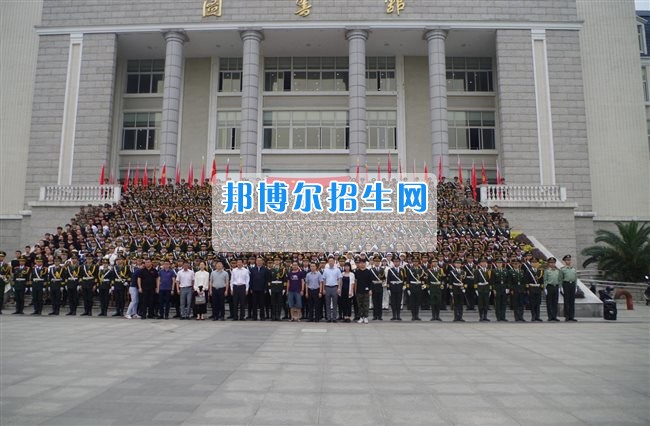 四川管理職業(yè)學(xué)院國旗隊參加四川省高校國旗護衛(wèi)隊會操交流活動  為慶祝中國人民解放軍建軍90周年，推進西南地區(qū)高校國旗文化的發(fā)展，持續(xù)發(fā)揮升旗儀式的教育引導(dǎo)作用，深化愛國主義教育，5月20日，我院國旗隊?wèi)?yīng)邀參加了由四川大學(xué)錦城學(xué)院發(fā)起的會操交流活動。  全省28所高校的國旗護衛(wèi)隊，近千名國旗手齊聚一堂。在莊嚴的升旗儀式后，活動進入會操展示環(huán)節(jié)。我院國旗隊邁著整齊劃一的步伐走過主席臺，展示出了優(yōu)秀的訓(xùn)練水平和昂揚的精神風(fēng)貌。當(dāng)天下午，在四川大學(xué)錦城學(xué)院大禮堂舉行了“以我火紅青春、譜寫國旗禮贊”大學(xué)生升旗手文藝匯演。我院代表隊以優(yōu)雅的舞姿展現(xiàn)了大學(xué)生青春的風(fēng)采。表達了對祖國與學(xué)院的炙熱情感和嚴于律己的學(xué)習(xí)態(tài)度。  此次會操交流活動，加強了省內(nèi)各高校國旗護衛(wèi)隊間的聯(lián)系，弘揚了愛國、愛旗、護旗的精神，獲得了寶貴的經(jīng)驗，明確了努力的方向。我院國旗隊的隊員們紛紛表示：要肩負起捍衛(wèi)國旗尊嚴、宣傳國旗文化的神圣使命!
