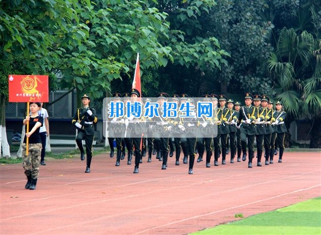 四川管理職業(yè)學(xué)院國旗隊參加四川省高校國旗護衛(wèi)隊會操交流活動  為慶祝中國人民解放軍建軍90周年，推進西南地區(qū)高校國旗文化的發(fā)展，持續(xù)發(fā)揮升旗儀式的教育引導(dǎo)作用，深化愛國主義教育，5月20日，我院國旗隊?wèi)?yīng)邀參加了由四川大學(xué)錦城學(xué)院發(fā)起的會操交流活動。  全省28所高校的國旗護衛(wèi)隊，近千名國旗手齊聚一堂。在莊嚴的升旗儀式后，活動進入會操展示環(huán)節(jié)。我院國旗隊邁著整齊劃一的步伐走過主席臺，展示出了優(yōu)秀的訓(xùn)練水平和昂揚的精神風(fēng)貌。當(dāng)天下午，在四川大學(xué)錦城學(xué)院大禮堂舉行了“以我火紅青春、譜寫國旗禮贊”大學(xué)生升旗手文藝匯演。我院代表隊以優(yōu)雅的舞姿展現(xiàn)了大學(xué)生青春的風(fēng)采。表達了對祖國與學(xué)院的炙熱情感和嚴于律己的學(xué)習(xí)態(tài)度。  此次會操交流活動，加強了省內(nèi)各高校國旗護衛(wèi)隊間的聯(lián)系，弘揚了愛國、愛旗、護旗的精神，獲得了寶貴的經(jīng)驗，明確了努力的方向。我院國旗隊的隊員們紛紛表示：要肩負起捍衛(wèi)國旗尊嚴、宣傳國旗文化的神圣使命!