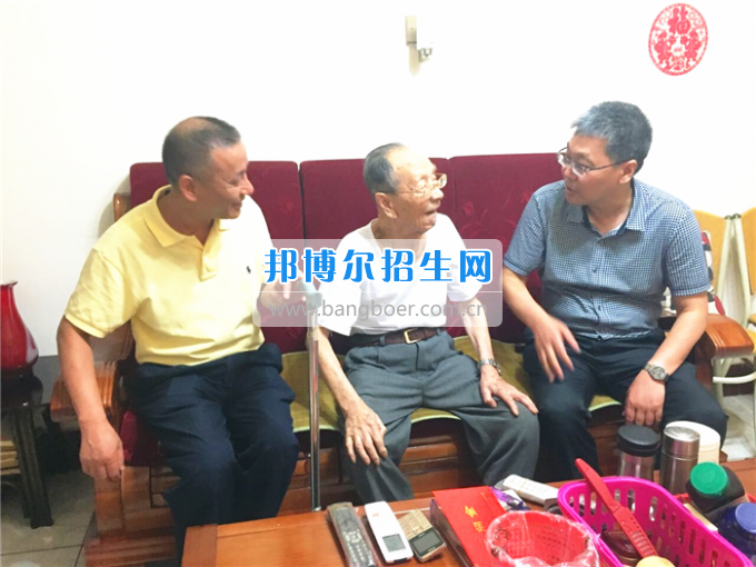 成都中醫(yī)藥大學領導走訪慰問老黨員、困難黨員和群眾代表