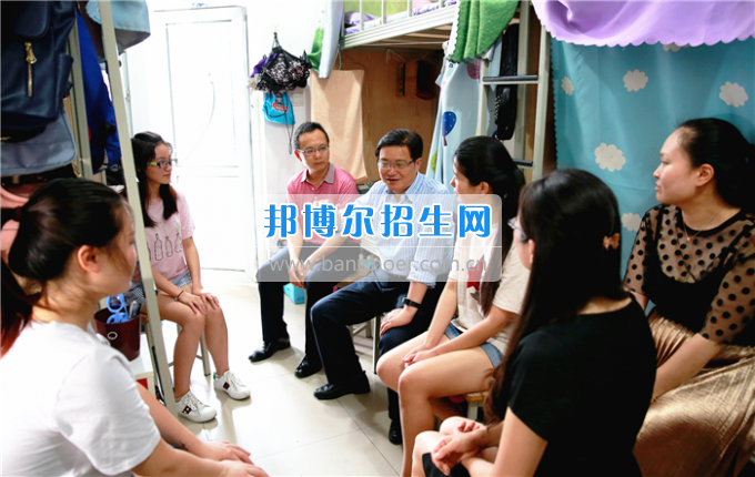成都中醫(yī)藥大學領導走訪慰問老黨員、困難黨員和群眾代表