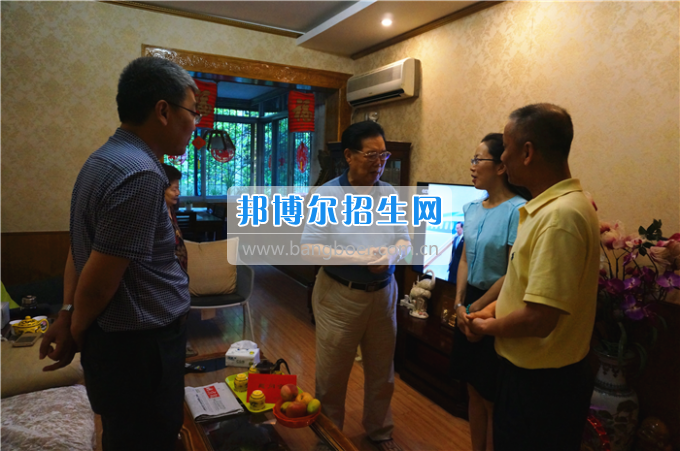 成都中醫(yī)藥大學領導走訪慰問老黨員、困難黨員和群眾代表