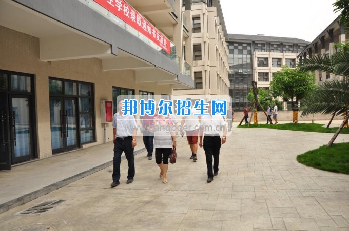 　　攀枝花學(xué)院土木工程學(xué)院副校長石維富帶隊(duì)檢查康養(yǎng)學(xué)院后勤準(zhǔn)備工作  　　7月10日，攀枝花學(xué)院土木工程學(xué)院副校長石維富帶領(lǐng)學(xué)生處、后管處、網(wǎng)計(jì)中心、后勤集團(tuán)、宣傳部、康養(yǎng)學(xué)院、花舞人間公司相關(guān)負(fù)責(zé)人一同視察了康養(yǎng)學(xué)院后勤保障準(zhǔn)備工作。  　　石維富主要檢查了學(xué)生寢室、教室、實(shí)驗(yàn)室、食堂、運(yùn)動(dòng)場(chǎng)等校園環(huán)境設(shè)施的準(zhǔn)備情況。相關(guān)單位對(duì)準(zhǔn)備工作中存在的問題提出了具體整改意見。最后石維富要求相關(guān)單位積極配合花舞人間公司做好開學(xué)前準(zhǔn)備工作，并希望花舞人間公司加快工作進(jìn)度，確保在開學(xué)前各項(xiàng)準(zhǔn)備工作保質(zhì)保量完成。  　　