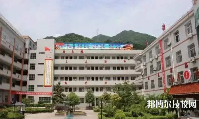 鎮(zhèn)巴縣職業(yè)教育中心2020年報(bào)名條件、招生要求、招生對(duì)象 