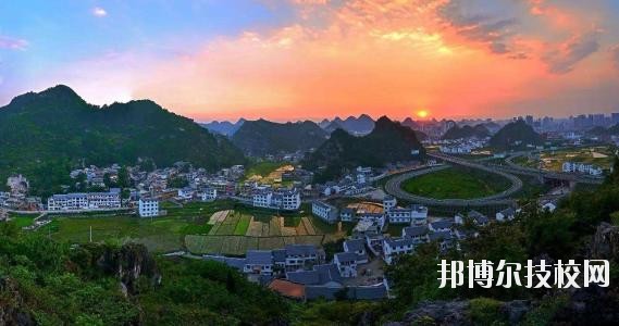 安順城市服務職業(yè)學校2020年招生辦聯系電話