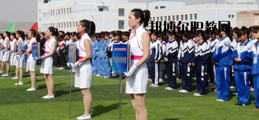 升學(xué)都是選拔性的考試，所以對(duì)同學(xué)們都有分?jǐn)?shù)要求是很正常的，而初中升學(xué)又分為高中和普通中職學(xué)校，而這兩個(gè)之間的錄取都是不一樣的，在分?jǐn)?shù)上面的要求區(qū)別比較大，那么，白銀工業(yè)學(xué)校招生錄取分?jǐn)?shù)線(xiàn)是多少呢?接下來(lái)就為同學(xué)們整理一下。  白銀工業(yè)學(xué)校錄取分?jǐn)?shù)線(xiàn) 白銀市普高錄取分?jǐn)?shù)線(xiàn)：460分  白銀工業(yè)學(xué)校拓展閱讀 學(xué)校擁有一支學(xué)歷層次高、專(zhuān)業(yè)水平強(qiáng)、敬業(yè)愛(ài)崗、專(zhuān)兼結(jié)合、充滿(mǎn)活力的高素質(zhì)教師隊(duì)伍，學(xué)?，F(xiàn)有專(zhuān)兼結(jié)合的教師近200人。其中，研究生學(xué)歷11人，本科學(xué)歷89人，學(xué)歷合格率達(dá)92%以上;有高級(jí)職稱(chēng)25人，中級(jí)職稱(chēng)76人;基礎(chǔ)課教師48人，專(zhuān)業(yè)課教師67人，實(shí)習(xí)指導(dǎo)教師33人，雙師型教師占16人。教師的學(xué)歷、職稱(chēng)結(jié)構(gòu)合理，完全能滿(mǎn)足學(xué)校的教學(xué)、實(shí)習(xí)實(shí)訓(xùn)需要。  學(xué)校擁有十一個(gè)專(zhuān)業(yè)實(shí)訓(xùn)室。即電子電工實(shí)訓(xùn)室、建筑材料實(shí)訓(xùn)室、機(jī)電一體化實(shí)訓(xùn)室、電焊實(shí)訓(xùn)室、電器維修實(shí)訓(xùn)室、電鋼琴實(shí)驗(yàn)實(shí)訓(xùn)室、金工實(shí)訓(xùn)室、模具數(shù)控實(shí)訓(xùn)室、CID制圖室、中高級(jí)電工考核室、銑工實(shí)訓(xùn)室。擁有四大實(shí)驗(yàn)室，即化工實(shí)驗(yàn)室、物理實(shí)驗(yàn)室、財(cái)會(huì)模擬實(shí)驗(yàn)室、語(yǔ)音實(shí)驗(yàn)室。擁有六個(gè)微機(jī)室，多媒體教室、電教室等現(xiàn)代化教學(xué)設(shè)施。并建成校園網(wǎng)及遠(yuǎn)程教育網(wǎng)。學(xué)校將于5月份開(kāi)工興建的實(shí)訓(xùn)樓建成后，將進(jìn)一步改善實(shí)訓(xùn)條件。學(xué)校分南北兩個(gè)校區(qū)，占地面積500余畝，校舍建筑面積66000平方米。  上文，就是小編為同學(xué)們整理的關(guān)于白銀工業(yè)學(xué)校所在地的普高錄取分?jǐn)?shù)線(xiàn)，同學(xué)們可以通過(guò)這個(gè)分?jǐn)?shù)線(xiàn)來(lái)分析自己現(xiàn)在的一個(gè)成績(jī)，能夠上高中的話(huà)及盡量的上高中。