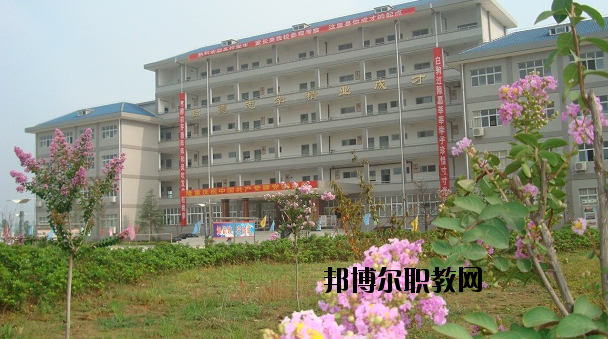 鄂州經(jīng)貿(mào)學(xué)校2020年報名條件、招生要求、招生對象