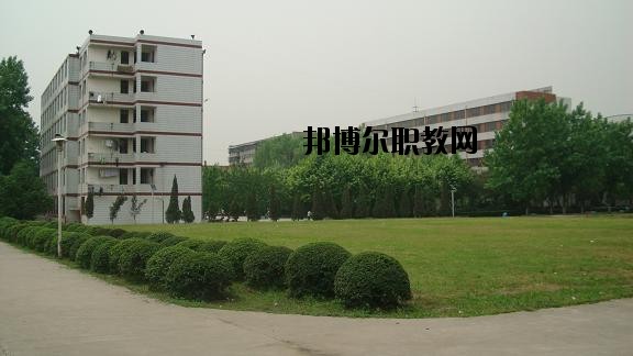 四川省工業(yè)貿(mào)易學(xué)校2020年報(bào)名條件、招生要求、招生對(duì)象