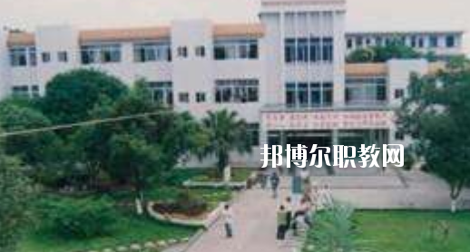 柳州市衛(wèi)生學(xué)校2020年報(bào)名條件、招生要求、招生對(duì)象 