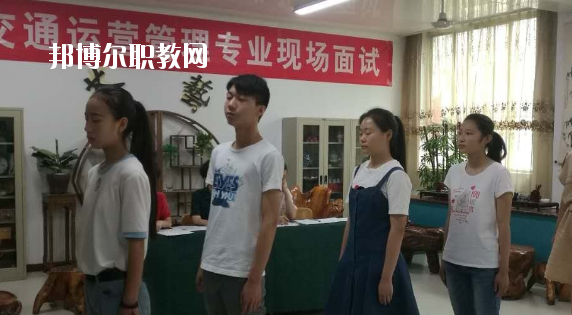 問(wèn)：蘭州紅古區(qū)職教中心怎么樣、好不好?  答：紅古區(qū)職業(yè)教育中心是一所以培養(yǎng)實(shí)用技術(shù)人才為特點(diǎn)的公辦學(xué)校，地處蘭州市紅古區(qū)政府所在地海石灣。中心始終堅(jiān)持以服務(wù)為宗旨，以就業(yè)為導(dǎo)向的辦學(xué)方針，面向市場(chǎng)開(kāi)辦專業(yè)。學(xué)校擁有設(shè)施先進(jìn)、配備精良的汽修、鉗工、電子、鋼琴、舞蹈、美術(shù)、計(jì)算機(jī)等實(shí)訓(xùn)室。近年來(lái)學(xué)校教育教學(xué)質(zhì)量穩(wěn)步提高,連續(xù)三年獲得蘭州市中職學(xué)校教育教學(xué)質(zhì)暈優(yōu)秀獎(jiǎng)。  蘭州紅古區(qū)職教中心升學(xué) 我校分別與蘭州職業(yè)技術(shù)學(xué)院、白銀礦治職業(yè)技術(shù)學(xué)院、甘肅林業(yè)職業(yè)技術(shù)學(xué)院、平?jīng)雎殬I(yè)技術(shù)學(xué)院、甘肅畜牧工程職業(yè)技術(shù)學(xué)院簽訂了中高職一體化聯(lián)合辦學(xué)協(xié)議，學(xué)生在校學(xué)習(xí)兩年，參加高校轉(zhuǎn)段測(cè)試，成績(jī)合格升入聯(lián)辦高校學(xué)習(xí)三年，畢業(yè)后發(fā)放國(guó)家承認(rèn)(統(tǒng)招)的畢業(yè)證書(shū)。  蘭州紅古區(qū)職教中心設(shè)施 設(shè)有計(jì)算機(jī)實(shí)訓(xùn)室3個(gè)，共計(jì)計(jì)算機(jī)百余臺(tái)，開(kāi)通了校園網(wǎng)、電信光纖接入互聯(lián)網(wǎng)，并建成了獨(dú)立域名的校園網(wǎng)站。學(xué)習(xí)有普通機(jī)床車間、數(shù)控實(shí)訓(xùn)室、車工實(shí)訓(xùn)室、電子電工實(shí)訓(xùn)室、家電整機(jī)實(shí)訓(xùn)室、器材室，兩個(gè)面積130平方米的舞蹈實(shí)訓(xùn)室和兩個(gè)美術(shù)創(chuàng)作室。  蘭州紅古區(qū)職教中心拓展閱讀 為了使職業(yè)教育穩(wěn)步發(fā)展，學(xué)校實(shí)行了“校校合作”、“校企合作”、“工學(xué)結(jié)合”的辦學(xué)模式，在經(jīng)濟(jì)發(fā)達(dá)地區(qū)全力打造就業(yè)實(shí)習(xí)基地，安排畢業(yè)生在上海、南京、安徽、蘇州等地區(qū)就業(yè)。為了培養(yǎng)學(xué)生的就業(yè)能力，開(kāi)展了學(xué)生以社會(huì)實(shí)踐為主，旨在增強(qiáng)學(xué)生提前了解企業(yè)生產(chǎn)、管理、工作強(qiáng)度等為內(nèi)容的“工學(xué)結(jié)合”活動(dòng)，收到了良好的效果。“工學(xué)結(jié)合”實(shí)踐活動(dòng)解決了困難家庭學(xué)生上學(xué)難的問(wèn)題。  在學(xué)校的時(shí)光是很有限的，你要懂得珍惜。不僅僅在學(xué)業(yè)上有所提升，也要不斷的提升個(gè)人的魅力，社會(huì)是一個(gè)需要有能力有遠(yuǎn)見(jiàn)人才的體系，如果你有目標(biāo)和理想，也會(huì)更加的有學(xué)習(xí)的動(dòng)力，對(duì)企業(yè)來(lái)說(shuō)，有主見(jiàn)的人才更受人歡迎。