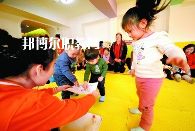 隨著二胎政策的放寬，我國新生兒的數(shù)量明顯增多，這也說明，在未來的很長一段時(shí)間里，幼師都是一個(gè)非常受歡迎的行業(yè)，而四川是座發(fā)展迅速，有深厚文化底蘊(yùn)的城市，自然是受到很多同學(xué)喜愛，近日，就會問小編關(guān)于四川讀幼師學(xué)校好不好?那接下來，小編就給大家介紹一下四川幼師學(xué)校，如果你有更多疑問，歡迎點(diǎn)擊右側(cè)的咨詢欄與我們交流。  四川讀幼師的就業(yè)前景 就業(yè)容易，畢業(yè)學(xué)生不愁“嫁”盡管當(dāng)前就業(yè)形勢嚴(yán)峻，各地大學(xué)生就業(yè)難度大，但許多城市的學(xué)前教育專業(yè)畢業(yè)生并未受影響，反而逆勢上漲，待遇也比往年有所提高。近年來，由于幼兒園發(fā)展的需要，很多單位幼兒教師奇缺，連男老師也變得搶手起來。學(xué)前、初教專業(yè)畢業(yè)生不愁“嫁”，甚至有很多幼教機(jī)構(gòu)到學(xué)校預(yù)約、搶簽畢業(yè)生，幼教人才受歡迎程度可見一斑。  四川讀幼師的優(yōu)勢 幼教項(xiàng)目的穩(wěn)定性強(qiáng)，不受市場沖擊，打造終身產(chǎn)業(yè)?，F(xiàn)階段，無論是從國家教育改革發(fā)展的全局出發(fā)，還是從目前有關(guān)民辦學(xué)前教育的法律法規(guī)政策等方面來看，民辦學(xué)前教育發(fā)展?jié)摿Χ际志薮?。其次，成就子女未來。選擇了幼教工作，可以讓我們更懂得如何教育子女，對自己未來孩子接收良好的家庭教育有著十分重要的促進(jìn)作用。女性投身幼教行業(yè)后，長期接受最先進(jìn)的幼教理念和適合中國幼兒的各類課程，繼而在對自己子女的教育觀念和方法上也會更科學(xué)，為孩子今后的發(fā)展奠定更好的基礎(chǔ)。  德陽科貿(mào)職業(yè)學(xué)院幼師升學(xué)班學(xué)前教育專業(yè)介紹 本專業(yè)順應(yīng)國家“幼有所育”學(xué)前教育決策和學(xué)前教育專業(yè)人才極度短缺的社會需求而設(shè)，是一個(gè)綜合性較強(qiáng)的專業(yè)，涵蓋0-6歲兒童的教育，作為人生起點(diǎn)教育的學(xué)前教育專業(yè)對人的一生的發(fā)展和教育起著重要的奠基作用。本專業(yè)緊密對接各級各類幼兒園和早期教育機(jī)構(gòu)等實(shí)施合作辦學(xué)、合作育人，強(qiáng)化“四能”特長(彈唱、舞蹈、美術(shù)、游戲)、“五會”素養(yǎng)(保育、保健、教育、溝通、管理)，致力于培養(yǎng)新時(shí)代“有愛心、有耐心、有恒心、有責(zé)任心”的學(xué)前教育人才。  培養(yǎng)目標(biāo)：本專業(yè)培養(yǎng)以立德樹人為己任，具有良好的職業(yè)道德、專業(yè)素養(yǎng)、協(xié)作精神、溝通能力和創(chuàng)新意識，擁有先進(jìn)的幼兒教育理念，具有較扎實(shí)的學(xué)前教育的專業(yè)知識與專業(yè)技能，具備較強(qiáng)的幼兒保教能力，從事幼兒園教育教學(xué)、保育保健工作的高素質(zhì)應(yīng)用型人才。  核心課程：學(xué)前教育學(xué)、學(xué)前兒童心理學(xué)、幼兒游戲理論與實(shí)踐、幼兒行為觀察、幼兒園五大領(lǐng)域教育、學(xué)前衛(wèi)生學(xué)、聲樂、鋼琴、舞蹈、美術(shù)、幼兒歌曲彈唱、幼兒舞蹈創(chuàng)編、幼兒園班級管理、幼兒手工、家庭教育等。  職業(yè)前景：習(xí)近平總書記在“黨的十九大”上指出：“增進(jìn)民生福祉是發(fā)展的根本目的。必須多謀民生之利、多解民生之憂，在發(fā)展中補(bǔ)齊民生短板、促進(jìn)社會公平正義，在幼有所育、學(xué)有所教上不斷取得新進(jìn)展。”  2019年教育部《2018年全國教育事業(yè)發(fā)展統(tǒng)計(jì)公報(bào)》顯示，2018年全國共有幼兒園26.67萬所，比上年增加1.17萬所，增長4.60%; 在園幼兒4656.42萬人，比上年增加56.28萬人;學(xué)前教育毛入園率達(dá)到81.7%，比上年提高2.1%，且0-6歲兒童超過1億，幼兒園專任教師258.14萬人。按照國家對學(xué)前教育師幼比(1:5)的規(guī)定，幼兒園專任教師的缺口高達(dá)673萬多。學(xué)前教育專業(yè)人才就業(yè)前景非常廣闊。  就業(yè)崗位：幼兒園教師、幼兒保育員、幼兒保健教師、早期教育教師。  獲取資格證書：幼兒園教師資格證、普通話水平證書(二甲及以上)  專業(yè)實(shí)訓(xùn)室：幼兒保育實(shí)訓(xùn)室、幼兒衛(wèi)生保健實(shí)訓(xùn)室、仿真幼兒園、幼兒手工制作實(shí)訓(xùn)室、幼兒美術(shù)實(shí)訓(xùn)室、聲樂實(shí)訓(xùn)室、形體舞蹈實(shí)訓(xùn)室、鋼琴實(shí)訓(xùn)室、游戲與感統(tǒng)實(shí)訓(xùn)室、繪本實(shí)訓(xùn)室、蒙臺梭利教育實(shí)訓(xùn)室、奧爾夫音樂實(shí)訓(xùn)室等。  專業(yè)實(shí)踐基地：廣漢市第三幼兒園、廣漢市雒城鎮(zhèn)第四幼兒園、廣漢市西外中心幼兒園、德陽市旌南幼兒園、德陽市黃河?xùn)|路幼兒園、四川師范大學(xué)實(shí)驗(yàn)幼兒園、四川師范大學(xué)附屬啟夏幼兒園、成都市武侯區(qū)福錦幼兒園、崇州市虹橋歡樂谷幼兒園、岳池知恩行幼兒園、西充縣青葵幼兒園等。  上面關(guān)于四川讀幼師學(xué)校好不好?小編介紹了，小編覺得不管是讀什么學(xué)校都是要從多方面來考慮的，要看行業(yè)的發(fā)展前景怎么樣，還要看這個(gè)專業(yè)到底適不適合自己，就好像幼師學(xué)校，一定要學(xué)好小孩子才可以去讀，因?yàn)檫@個(gè)專業(yè)將來出來不管做什么工作，都是要和小朋友待在一起的。如有更多問題，歡迎咨詢邦博爾網(wǎng)。