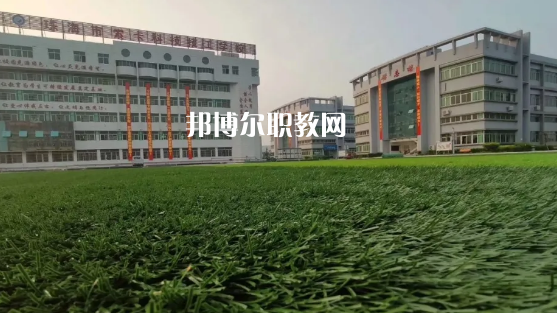 問：珠海索卡科技技工學(xué)校怎么樣、好不好?  答:珠海市索卡科技技工學(xué)校是經(jīng)珠海市人力資源和社會保障局批準(zhǔn)成立，廣東索卡集團有限公司創(chuàng)辦的以培養(yǎng)中級技術(shù)人才為主的全日制中等技工學(xué)校。學(xué)校位于粵港澳大灣區(qū)的珠海市后花園高欄港經(jīng)濟區(qū)平沙鎮(zhèn)，是2020年珠海市西部地區(qū)僅有的一所中等職業(yè)學(xué)校。學(xué)校被列為廣東省足球協(xié)會(珠海)培訓(xùn)實驗基地、珠海市新型技能人才培訓(xùn)基地，珠海市國防與公共安全體驗基地。  珠海索卡科技技工學(xué)校就業(yè) 學(xué)校堅持校企合作的辦學(xué)思路，采取訂單式的人才培養(yǎng)模式，與省市足協(xié)和部分省內(nèi)外高等院校、眾多優(yōu)質(zhì)企業(yè)建立了校企合作關(guān)系，學(xué)生就業(yè)率保持在100%。索卡集團以“體育+旅游”產(chǎn)業(yè)開發(fā)為核心，多元化經(jīng)營，業(yè)務(wù)覆蓋體育、游艇、教育、酒店、醫(yī)療、康復(fù)康養(yǎng)、產(chǎn)業(yè)科研、商業(yè)運營、資本投資等領(lǐng)域，2019年正在珠海市平沙鎮(zhèn)投資建設(shè)“索卡國際足球小鎮(zhèn)”項目，計劃總投資60億元人民幣。  珠海索卡科技技工學(xué)校 學(xué)校規(guī)劃占地面積205畝，現(xiàn)有建筑面積約3萬平方米，環(huán)境優(yōu)美，交通便利，教學(xué)生活設(shè)施齊全，是一所獨具特色的技工學(xué)校。學(xué)校建有標(biāo)準(zhǔn)足球場、籃球場、排球場、羽毛球場、乒乓球場等活動場所。有教學(xué)樓、實訓(xùn)樓、學(xué)生公寓樓、學(xué)術(shù)報告廳、學(xué)生社團活動中心等教育教學(xué)生活場所。  珠海索卡科技技工學(xué)校管理 學(xué)校管理科學(xué)規(guī)范，采取全封閉軍事化管理模式。學(xué)校有一支既能從事理論教學(xué)，又能指導(dǎo)實訓(xùn)的“雙師型”隊伍。學(xué)校堅持“以就業(yè)為導(dǎo)向、以服務(wù)為宗旨、以質(zhì)量求生存、以管理樹形象、以特色謀發(fā)展，達到學(xué)生、家長、用人單位滿意”的辦學(xué)理念，根據(jù)市場需求，對接企業(yè)建專業(yè)，對接崗位設(shè)課程，根據(jù)興趣選專業(yè)，與就業(yè)市場緊密對接。  我們的起點可能很低，但我們要有扭轉(zhuǎn)局面的能力，努力把自己的成績提升上去，很多的學(xué)校都是看重統(tǒng)招的分?jǐn)?shù)線的，只有把自己的學(xué)習(xí)提升上了了，你在考試中才能夠游刃有余，一次考試定乾坤，最后選擇有優(yōu)勢的學(xué)校。