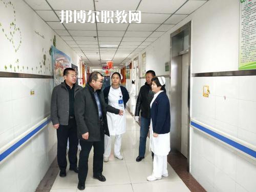 新疆石河子衛(wèi)生學(xué)校2021年招生錄取分?jǐn)?shù)線?我們讀書的同學(xué)就知道分?jǐn)?shù)是很重要的，同學(xué)們自己在找學(xué)校的時候就知道，同學(xué)們?nèi)タ磳W(xué)校學(xué)校首先問的就是同學(xué)們自己的分?jǐn)?shù)，小編就來給同學(xué)們整理一下，讓同學(xué)們有參考的。  新疆石河子衛(wèi)生學(xué)校2021年招生錄取分?jǐn)?shù)線 1.121團(tuán)一中380  2.142團(tuán)一中380  3.143團(tuán)一中380  4.148團(tuán)一中381  新疆石河子衛(wèi)生學(xué)校簡介 石河子衛(wèi)生學(xué)校地處祖國西北邊陲，位于新疆維吾爾自治區(qū)天山北麓的“戈壁明珠”石河子市，在市中心西小路151號，學(xué)校地理位置優(yōu)越，環(huán)境優(yōu)美，是教書育人的理想境地。1985年學(xué)校率先在全國倡導(dǎo)規(guī)范化護(hù)士教育，并制定了一整套管理制度。  學(xué)校老師撰寫的《整體化護(hù)理教學(xué)》已由新疆科技衛(wèi)生出版社發(fā)行，并在全疆護(hù)理教師培訓(xùn)中當(dāng)教材使用。掛牌之后，學(xué)校將把護(hù)理示范專業(yè)辦成技能型緊缺人才的培養(yǎng)培訓(xùn)基地，更好地為全疆各族人民服好務(wù)。  據(jù)了解，建校四十五年來，這個學(xué)校為自治區(qū)培養(yǎng)了10328名護(hù)理人才，其中少數(shù)民族學(xué)生占30%，為全疆農(nóng)牧區(qū)培養(yǎng)了一大批扎根基層、留得住、用得上的當(dāng)?shù)厣贁?shù)民族護(hù)理人才。  學(xué)校始建于1958年，占地面積40127平方米，建筑面積30067平方米，實(shí)驗(yàn)室面積1600平方米。設(shè)有護(hù)理、解剖、生理、生化、藥理、化學(xué)、微生物、計(jì)算機(jī)、遠(yuǎn)程、電教中心等11個實(shí)驗(yàn)室。學(xué)校開設(shè)有護(hù)理、英語護(hù)理、社區(qū)護(hù)理、醫(yī)學(xué)檢驗(yàn)、助產(chǎn)、藥劑等6個專業(yè)，現(xiàn)有在校生2672人。有漢、維吾爾、哈薩克、回、蒙古、滿、錫泊、烏孜別克、俄羅斯、塔吉克、克爾克孜等多種民族，其中少數(shù)民族的學(xué)生占全校在校學(xué)生總數(shù)的28%。學(xué)校現(xiàn)有在編教職工89人，專任教師45人，本科學(xué)歷占90.6%，雙師型”教師占42%。  同學(xué)們可以看看參考一下自己的分?jǐn)?shù)是在那個階段的，如果是高于這個分?jǐn)?shù)的話，同學(xué)們就可以報(bào)讀的哦，如果分?jǐn)?shù)是低于這個分?jǐn)?shù)的話，同學(xué)們自己就不要報(bào)讀了哦，所以，提前看看分?jǐn)?shù)也是可以的哦，不過不要忘了就是現(xiàn)階段最重要的還是復(fù)習(xí)的哦。