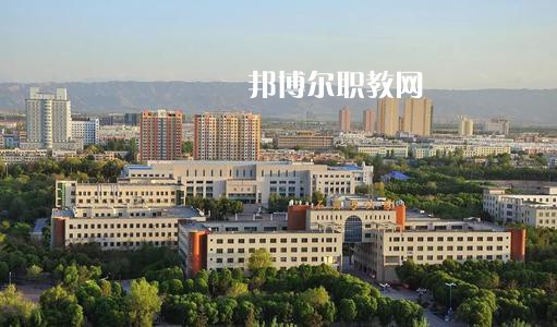 新疆石河子衛(wèi)生學(xué)校2021年有哪些專業(yè)?我們知道同學(xué)們在選擇專業(yè)的時候?qū)嶋H上專業(yè)比學(xué)校更重要，對于同學(xué)們來說在選擇專業(yè)的時候是需要慎重的。  新疆石河子衛(wèi)生學(xué)校專業(yè)設(shè)置 學(xué)校設(shè)有：護理學(xué)、藥劑學(xué)、檢驗學(xué)三大專業(yè)。其中護理學(xué)：有中專和大專兩種，大專為石河子大學(xué)在該校委培專業(yè)，頒發(fā)石河子大學(xué)的畢業(yè)證書。  新疆石河子衛(wèi)生學(xué)校學(xué)校優(yōu)勢 學(xué)校地址位于石河子市中心位置，旁邊為石河子市人民醫(yī)院(農(nóng)八師石河子市人民醫(yī)院)也是石河子的120急救中心。步行至石河子市游憩廣場只需要10分鐘，學(xué)校地理位置屬于石河子市市中心。交通發(fā)達。  學(xué)習(xí)優(yōu)勢：每門課程都有專業(yè)的老師帶教，在每個假期，都將組織學(xué)生參與臨床見習(xí)，增加學(xué)生的臨床經(jīng)驗。  其他優(yōu)勢：每一位在校生，都可以申請國家貧困助學(xué)金，國家撥款，每人每年1500元，均發(fā)至學(xué)生手上，解決了學(xué)生的基本溫飽問題，為貧困學(xué)生創(chuàng)造了學(xué)習(xí)條件。  另：南疆三地州學(xué)生、農(nóng)村籍學(xué)生、貧困生(非城市、城鎮(zhèn)戶口)可以申請減免學(xué)費，每人每年減免2000元，即只需繳納400元，即可上學(xué)，完成貧困學(xué)生學(xué)習(xí)的心愿。學(xué)生可以使用半價火車票往返，每年4次。  新疆石河子衛(wèi)生學(xué)校學(xué)校榮譽 學(xué)校以治校嚴謹，講求質(zhì)量，辦學(xué)成績斐然而著稱。多年來被石河子市評為“精神文明先進單位”、“民族團結(jié)先進單位”、“衛(wèi)生綠化先進單位”、“綜合治理先進單位”、“招生先進集體”，“德育教育先進學(xué)校”。 2000年通過兵團《中等醫(yī)學(xué)主要專業(yè)設(shè)置》評估;2003年通過兵團《中等職業(yè)學(xué)校合格評估》;2002年被國家教育部首批確定為“全國護理專業(yè)示范點學(xué)校”;2003年教育部評估為“全國重點中等職業(yè)學(xué)校”;2004年教育部確定為全國“護理專業(yè)領(lǐng)域技能型人才培養(yǎng)培訓(xùn)基地”，同時，被國家教育部列為“全國衛(wèi)生職業(yè)教學(xué)模式研究課題組學(xué)校”、“面向二十一世紀全國衛(wèi)生職業(yè)學(xué)校系列教改教材編輯委員會”學(xué)校. 2005年4月，參加“全國護理教學(xué)改革成果展示賽”榮獲團體“二等獎”和“組織獎”。2005年12月被教育教育部評為“全國護理教學(xué)改革先進學(xué)校”。  小編為同學(xué)們整理好了學(xué)校的招生專業(yè)，同學(xué)們可以仔細的看看，對于同學(xué)們自己來說選擇一個適合自己的專業(yè)是非常重要的事情的哦，這樣才能保證后期的就業(yè)的哦。