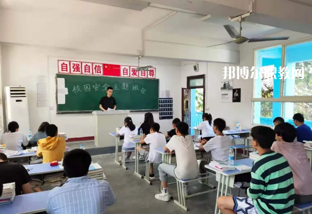西安工業(yè)技工學(xué)校2022年招生辦聯(lián)系電話(huà)