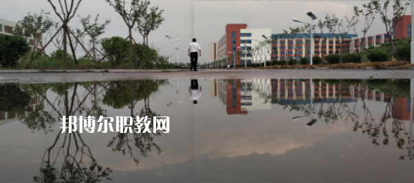 青島西大技工學(xué)校地址在哪里，哪個(gè)地區(qū)，哪個(gè)城市?