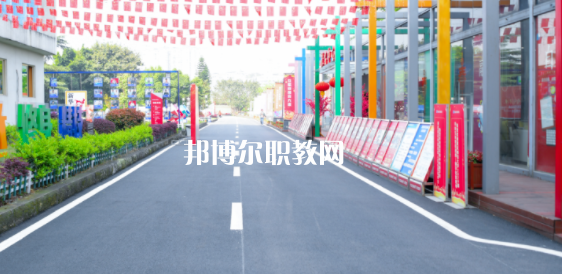 重慶新華電腦學校地址在哪里，哪個地區(qū)，哪個城市?