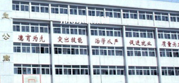 南京市公用事業(yè)技工學(xué)校學(xué)費(fèi)：*********，具體各專業(yè)學(xué)費(fèi)明細(xì)如下，希望對(duì)大家有幫助，邦博爾小編整理的南京市公用事業(yè)技工學(xué)校學(xué)費(fèi)信息僅供參考，如有變動(dòng)，以學(xué)校官方最新消息為準(zhǔn)。  一、南京市公用事業(yè)技工學(xué)校學(xué)費(fèi)多少錢(學(xué)費(fèi)明細(xì)) 1、南京市公用事業(yè)技工學(xué)校各專業(yè)學(xué)費(fèi)收費(fèi)標(biāo)準(zhǔn)  2、南京市公用事業(yè)技工學(xué)校住宿費(fèi)標(biāo)準(zhǔn)：500元/學(xué)年  3、南京市公用事業(yè)技工學(xué)校資助政策  學(xué)校嚴(yán)格按物價(jià)局核定的標(biāo)準(zhǔn)收費(fèi)，在校生享受政府免學(xué)費(fèi)政策。符合條件的優(yōu)秀學(xué)生和貧困生，按規(guī)定享受國(guó)家勵(lì)志獎(jiǎng)學(xué)金和助學(xué)金。  學(xué)校實(shí)行獎(jiǎng)學(xué)金制度，對(duì)比亞迪冠名班，開沃集團(tuán)南京金龍冠名班，天泓冠名班和品學(xué)兼優(yōu)的優(yōu)秀學(xué)生給予獎(jiǎng)勵(lì)。  二、南京市公用事業(yè)技工學(xué)校簡(jiǎn)介 多年來(lái)，學(xué)校與一百多家企事業(yè)單位建立了用人協(xié)作關(guān)系，為畢業(yè)生建立了暢通的就業(yè)渠道，部分專業(yè)已采用“定單式定向委培”輸送就業(yè)。  2004年以來(lái)，每年就業(yè)率始終在98.5%以上，畢業(yè)生就業(yè)去向主要為公交行業(yè)，如南京公交、中北巴士、新城巴士等;  汽車制造行業(yè)，如南京南汽集團(tuán)MG汽車制造公司、南京長(zhǎng)安汽車制造公司等;  汽車銷售(4S店)和維修行業(yè)如江蘇天泓汽車服務(wù)有限公司、南京朗馳集團(tuán)有限公司和江蘇省外事旅游汽車公司汽車修理總廠、南京新港汽車維修公司等。