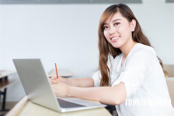 云南哪里的技工學(xué)校能讀美容美發(fā)與造型（化妝）專(zhuān)業(yè)（中級(jí)）專(zhuān)業(yè)